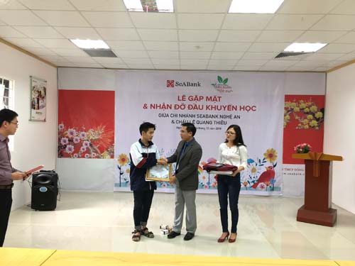 Chia sẻ nụ cười và ước mơ với trẻ em nghèo ảnh 2